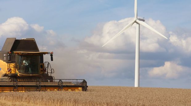 La moissonneuse batteuse à rotor NH CR8.90 de la cuma de Treffendel en action dans le blé