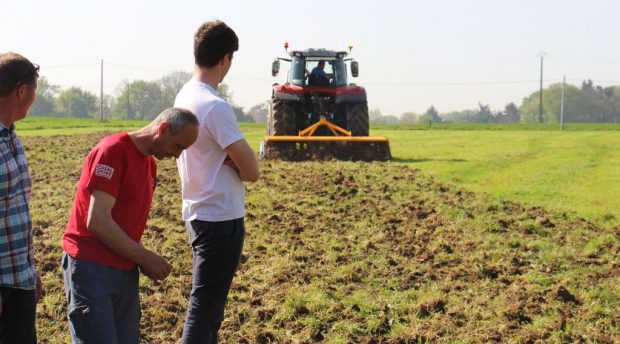 semis démonstration travail du sol : Adhérents de cuma venus voir le travail du dyna drive Bomford