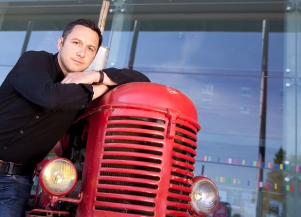 François Purseigle pose avec le tracteur "fétiche" de l'Ensat, où il est aujourd'hui professeur. Crédit photo: Frédéric Maligne