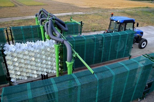 L’IFV, l’Irstea ont participé à la conception d’EvaVitiSpray. Cette vigne est un banc d’essai qui permet de mesurer la capacité du matériel à déposer correctement la bouillie phytosanitaire sur le végétal à protéger. Les campagnes 2013 et 2014, menées en collaboration avec les Chambre d’agriculture du Languedoc Roussillon, ont permis d’affiner les premiers résultats de performance des pulvérisateurs.