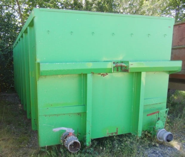 Pour les parcelles éloignées, une cuve posée en bord de champ stocke temporairement le lisier amené par la route inox (Crédit Gérard Poujol).