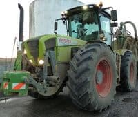 Décompactage avec le tracteur de la cuma Innov’17