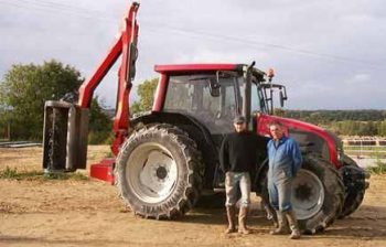 Attelage tracteur et débroussailleuse