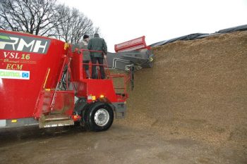 Désilage en commun : 550 vaches nourries par jour