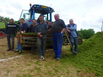 Confection des silos : herse rotative et fourche en duo pour l’ensilage