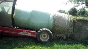 Nouvelle enrubanneuse continue à Saint-Sauveur-de-Ginestoux