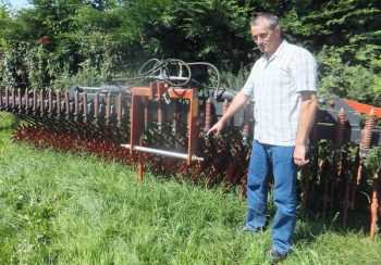 Coincé entre sa houe et son tracteur