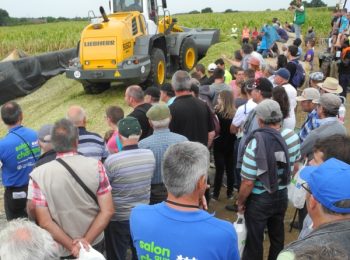 Combien de tracteurs sur le silo de maïs ?