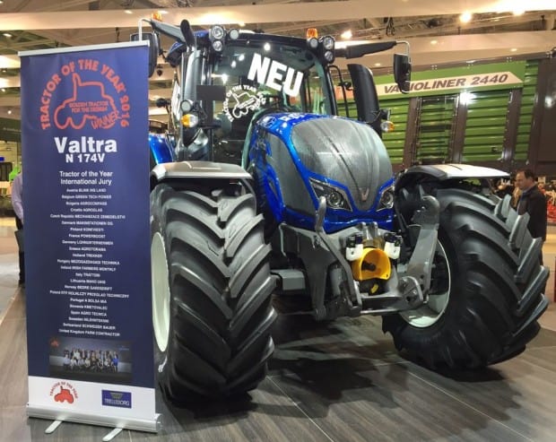 Le Valtra T remporte 2 prix : celui de Tracteur de l'année et de machine de l'année.