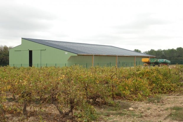 A Saint-Drézéry, au nord-est de Montpellier, tous les agriculteurs de la commune -et au-delà- adhèrent à la Cuma du Bérange. Outre l’efficacité de l’organisation, la qualité du travail fourni par l’équipe et le salarié, les adhérents profitent aujourd'hui d’un hangar et d’une aire de remplissage et de lavage. 