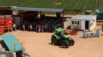 Un bureau installé à côté du hangar de la cuma