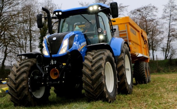 Tracteur New Holland au transport benne Joskin