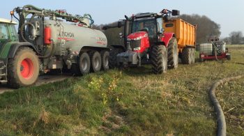 Deux tonnes à lisier sur la route, une rampe dans le champ