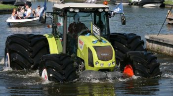 Miracle: un tracteur a marché sur l’eau!