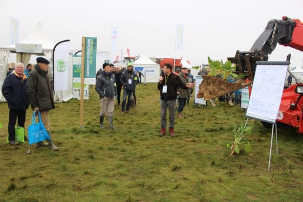 Plusieurs flashs techniques étaient organisés sur le salon Betteravenir 2016 pour rythmer les passages dans le village technique. Un atelier concernait le tassement des sols et les moyens à mettre en œuvre pour l’éviter. Ici l’intervention de Christian Dersigny, de la Chambre d’Agriculture de l’Oise.