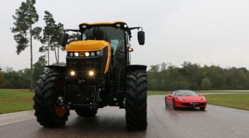 Extrême limite : la Ferrari 458 Italia face au JCB Fastrac 8330