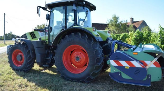 Parmi les nouveaux achetés figurent le récent tracteur Claas Arion attelé sur le nouveau broyeur Desvoy