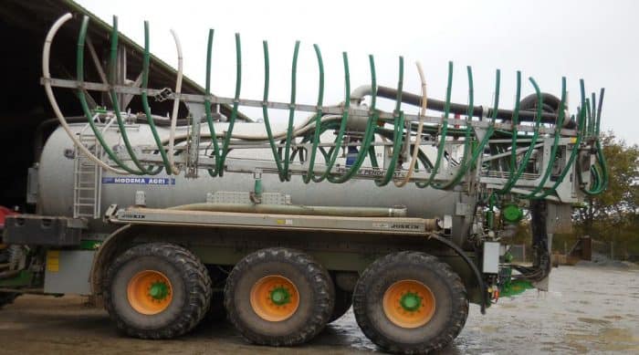 Un pneu de tracteur spécial route - Entraid