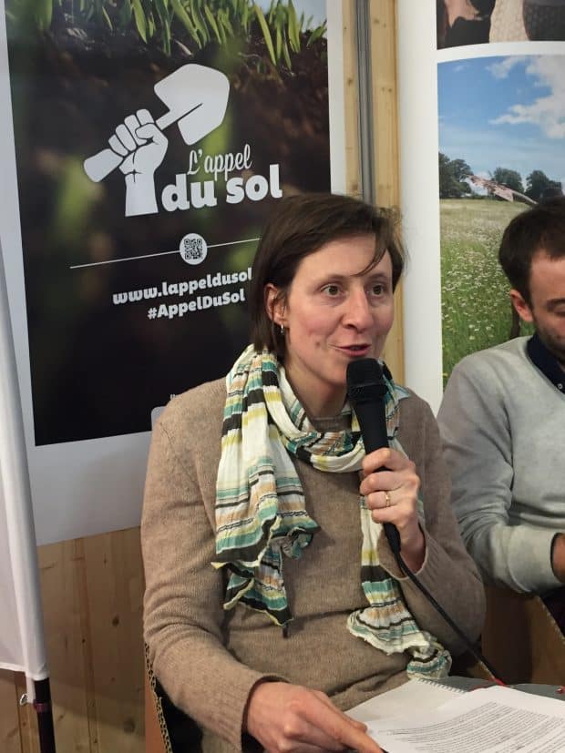 Elisabeth Saint-Guily, sur le stand de Terre de Liens au SIA 2017, a travaillé sur la résilience des agriculteurs en difficulté en Nord-Pas de Calais avec l'association Solidarité Paysans. 