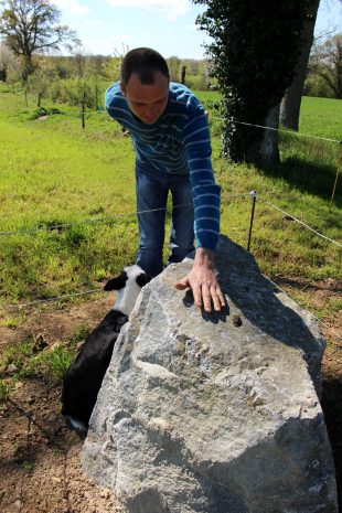 En approchant sa main du menhir, mais sans le toucher au risque de le décharger, il est possible de ressentir les énergies libérées par la pierre. 