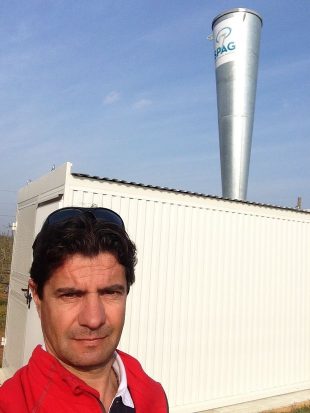 Édition spéciale dep méditerranée Rémy Foissey devant un canon générateur d'ondes de chocs anti-grêle