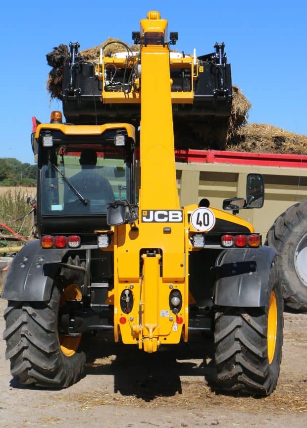 La nouvelle transmission JCB DUALTECH VT exploite le potentiel de puissance et d’efficience du moteur Tier 4 Final JCB ECOMAX avec une combinaison unique et novatrice des deux systèmes de transmission hydrostatique et powershift utilisant des composants éprouvés dans une structure unique.