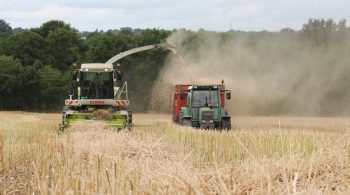 Un chantier d’ensilage… de paille en pleine moisson