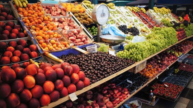 Baisse de la consommation des fruits et légumes chez les français + concurrence des prix avec les producteurs espagnols.
