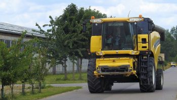 Deux moissonneuses-batteuses égarées sur l’autoroute dans l’Hérault