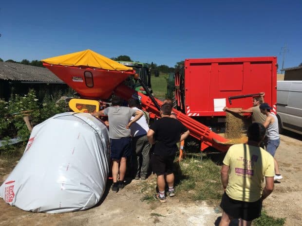 Les adhérents de la cuma dans le Lot devant le nouveau « SILOPRESS EVO 5 » de la marque Idass.