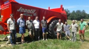 Le groupe d'agriculteurs devant le nouvel épandeur de la cuma. 