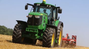 [Essai John Deere électrique] Déchaumer, c’est possible! L’électrique, ça fonctionne