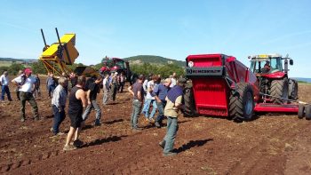 Haute-Loire: faire le choix entre ramasser ou broyer les pierres