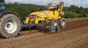 Une première ramasseuse à cailloux Elho