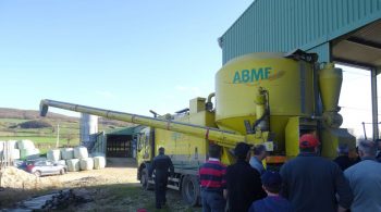 Un camion de fabrique d’aliment à la ferme en cuma dans le Roannais