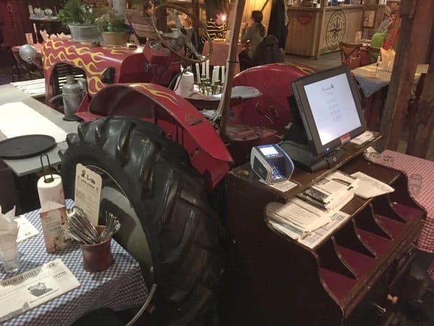 restaurant Zetor tracteur caisse