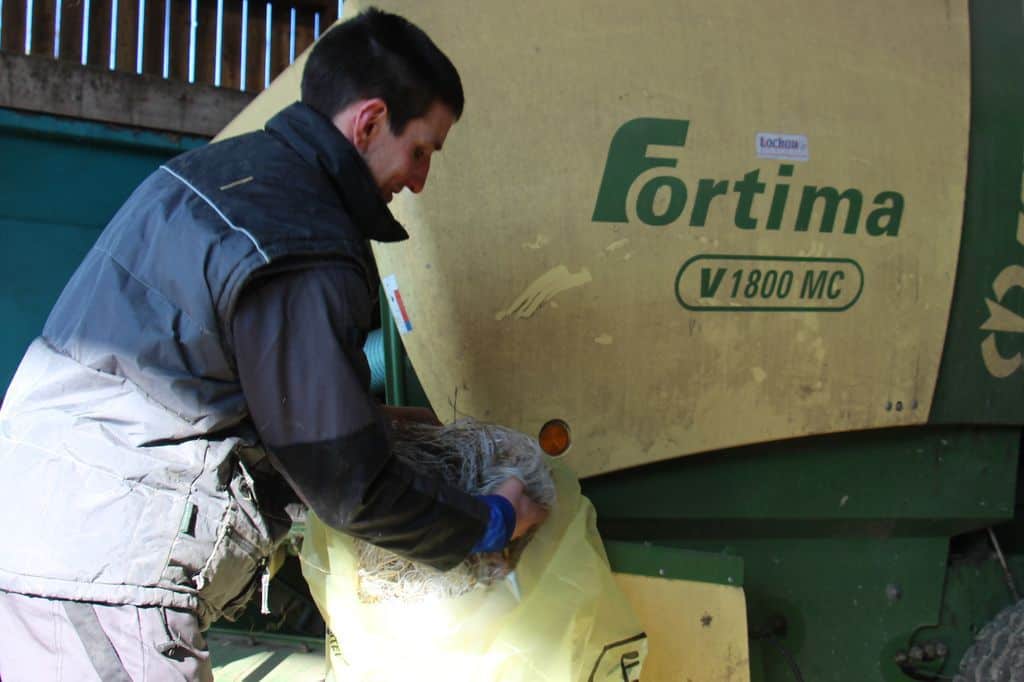 collecte-plastiques-agricoles-sacs-filets-film-baches-fourrage-bidons-organisation-sur-la-ferme