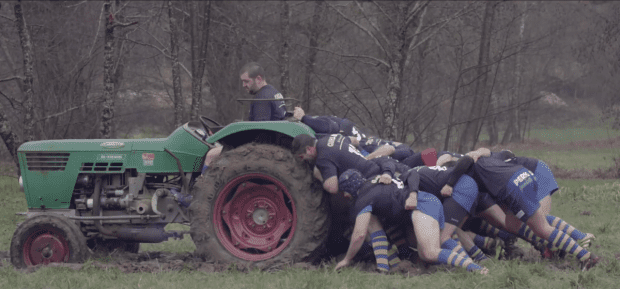 Les agriculteurs, solidaires pour "désembourber" un collègue. 