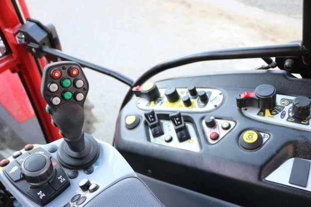 équipement du tracteur depuis la cabine pour le tracteur à l'essai : Lindner Lintrac 90.