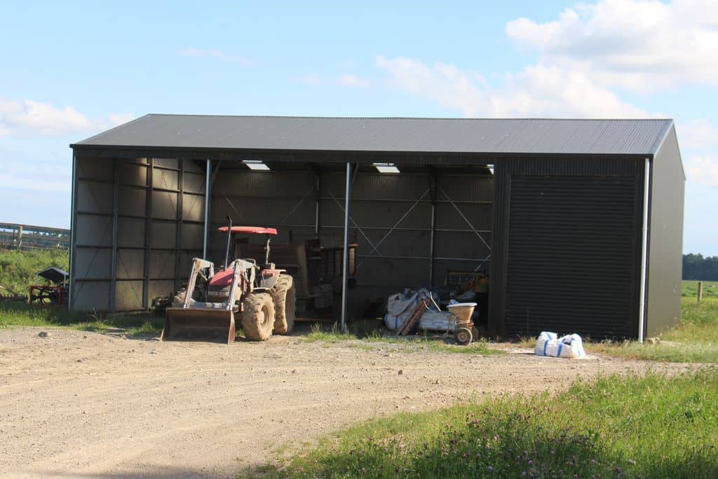 Elevage-laitier-vaches-batiment-materiel-tracteur-desileuse-paturage-nouvelle-zelande