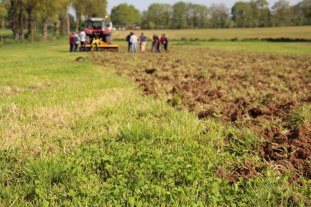 demo-demonstration-materiel-agricole-outil-machinisme-travail-du-sol-dechaumage-destruction-prairie-anime-bomford-dyna-drive-rotor-debit-chantier