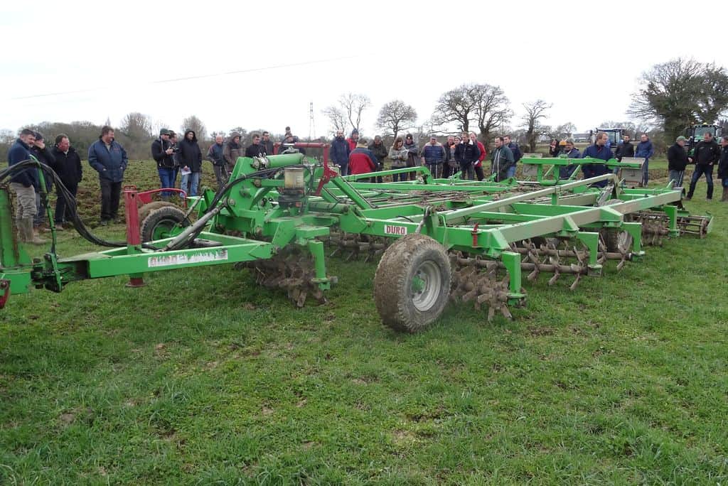 demonstration-ille-armor-destruction-prairie-mecanique-outil-agricole-travail-du-sol-machinisme-duro-compil-beches-roulantes