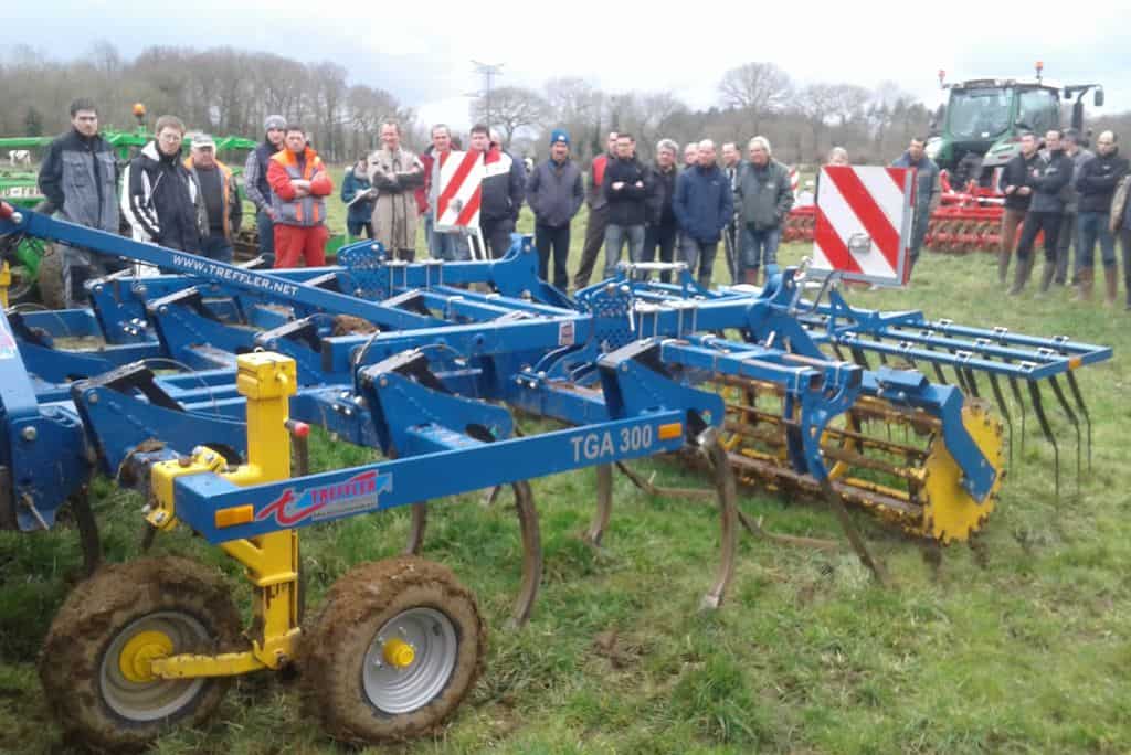 demonstration-ille-armor-destruction-prairie-mecanique-outil-agricole-travail-du-sol-machinisme-outil-a-dents-treffler