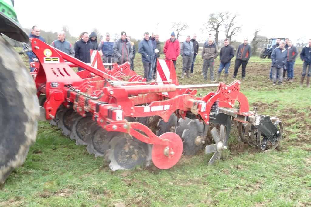 demonstration-ille-armor-destruction-prairie-mecanique-outil-agricole-travail-du-sol-machinisme-outil-a-disques-abbe-rotiel