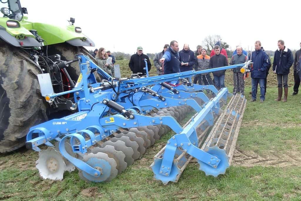 demonstration-ille-armor-destruction-prairie-mecanique-outil-agricole-travail-du-sol-machinisme-outil-a-disques-lemken