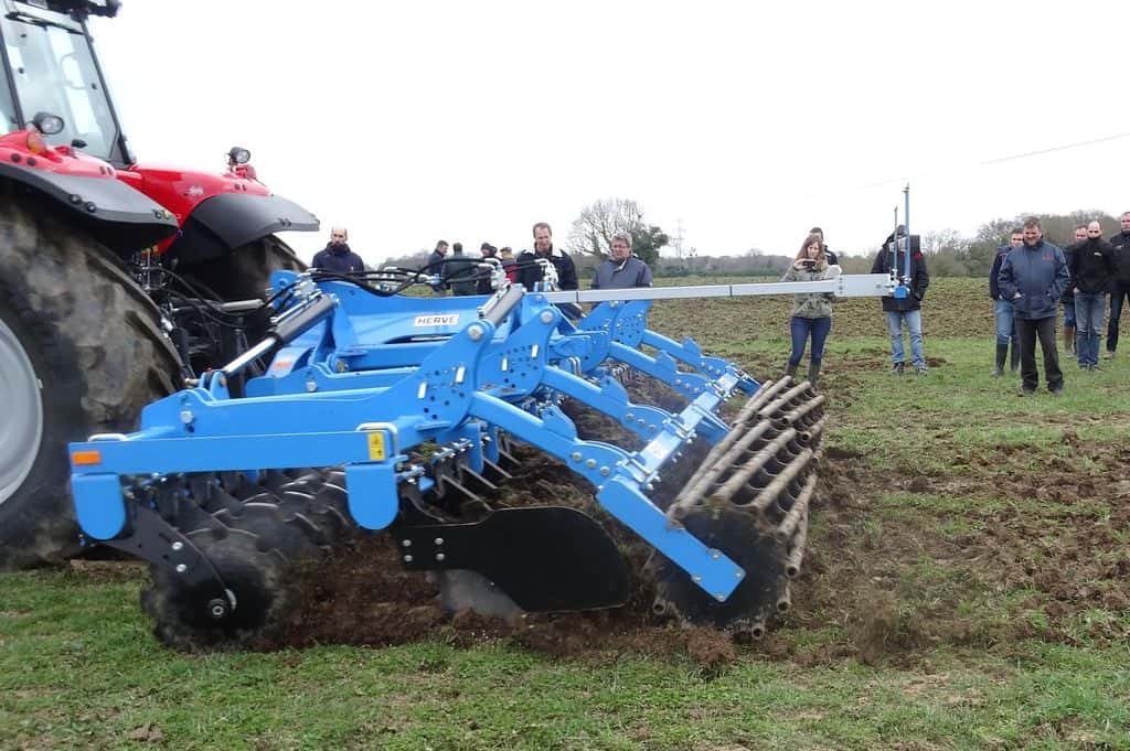 demonstration-ille-armor-destruction-prairie-mecanique-outil-agricole-travail-du-sol-machinisme-outil-a-disques-zagroda