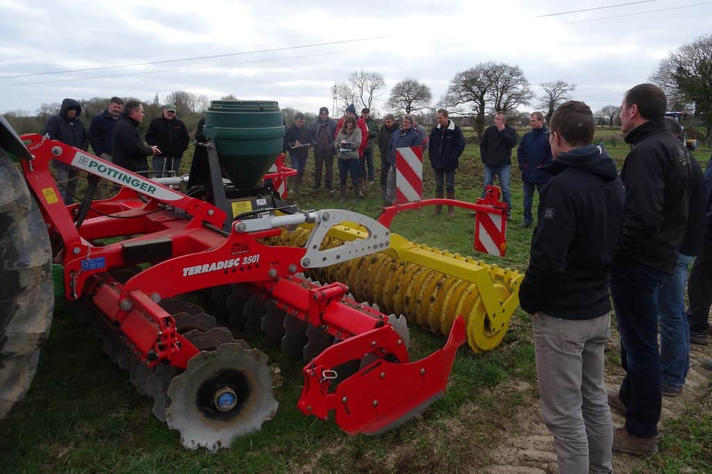 demonstration-ille-armor-destruction-prairie-mecanique-outil-agricole-travail-du-sol-machinisme-pottinger