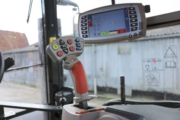 Hauts-de-France-Rencontre-CumaSudOuestOise-MasseyFerguson-commandes-cabine-tracteur