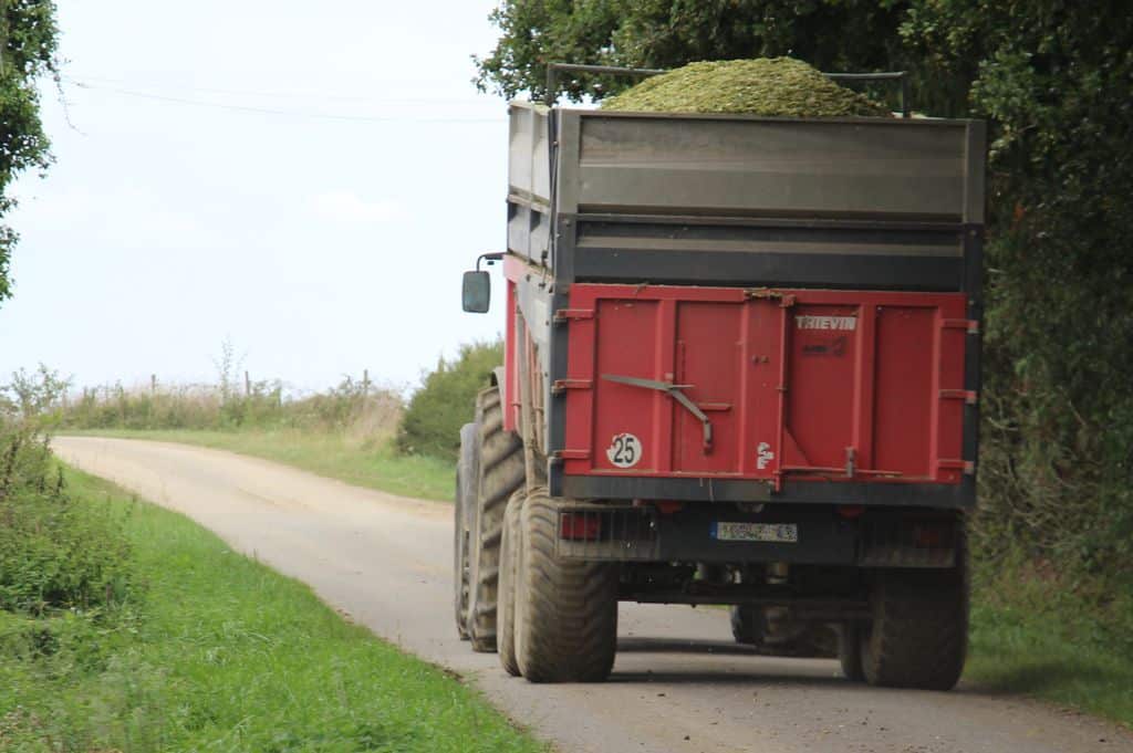 Une remorque sort du champ pour gagner la ferme.