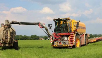 Un automoteur Vredo 21000 V et deux tonnes sur le chantier de lisier